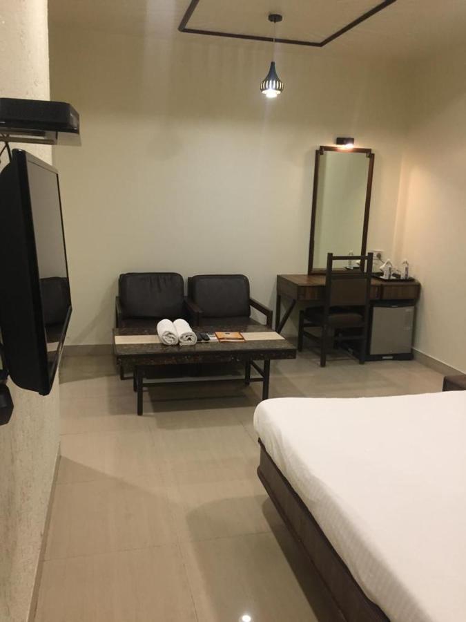 Ulhāsnagar Hotel Jawahar מראה חיצוני תמונה