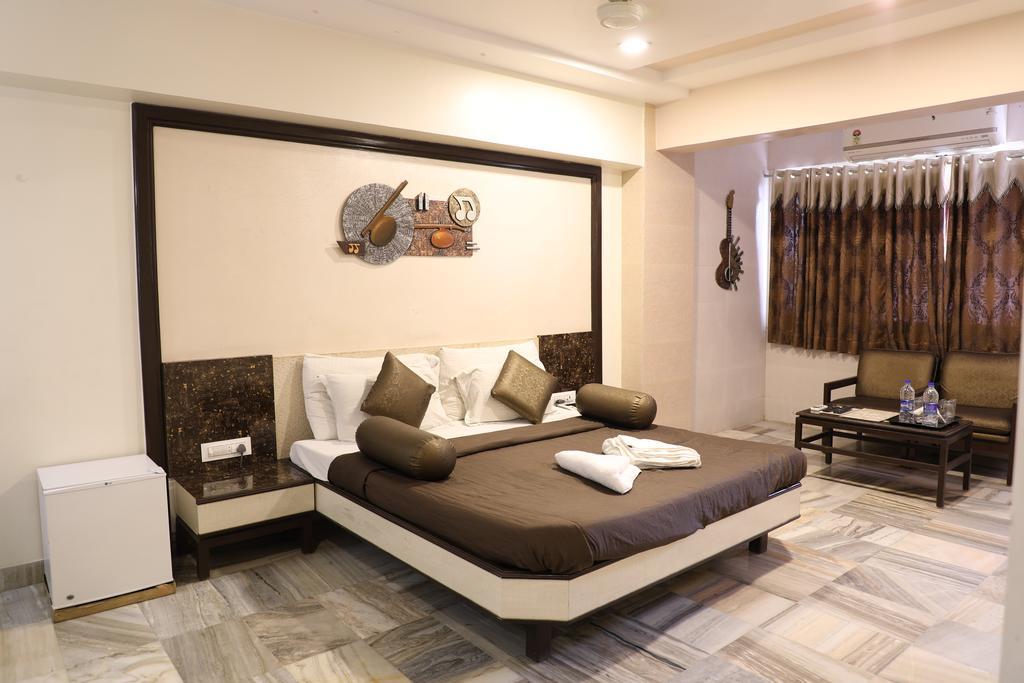 Ulhāsnagar Hotel Jawahar מראה חיצוני תמונה